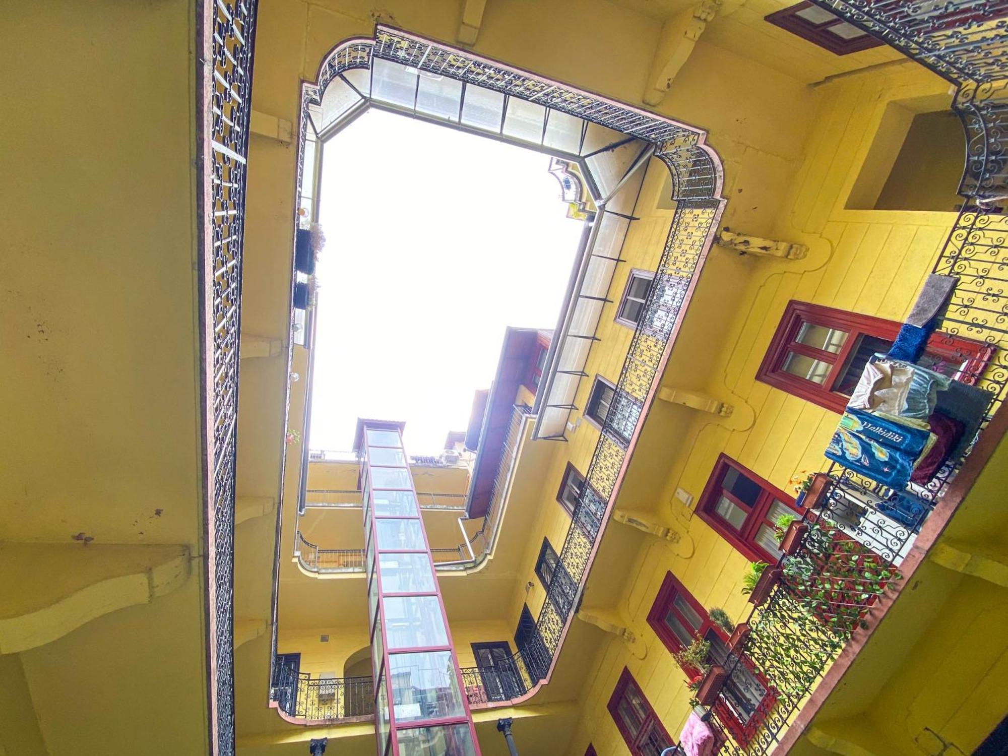 Spacious 2 Story Loft W Balcony Near Opera, Andrassy * Budapeszt